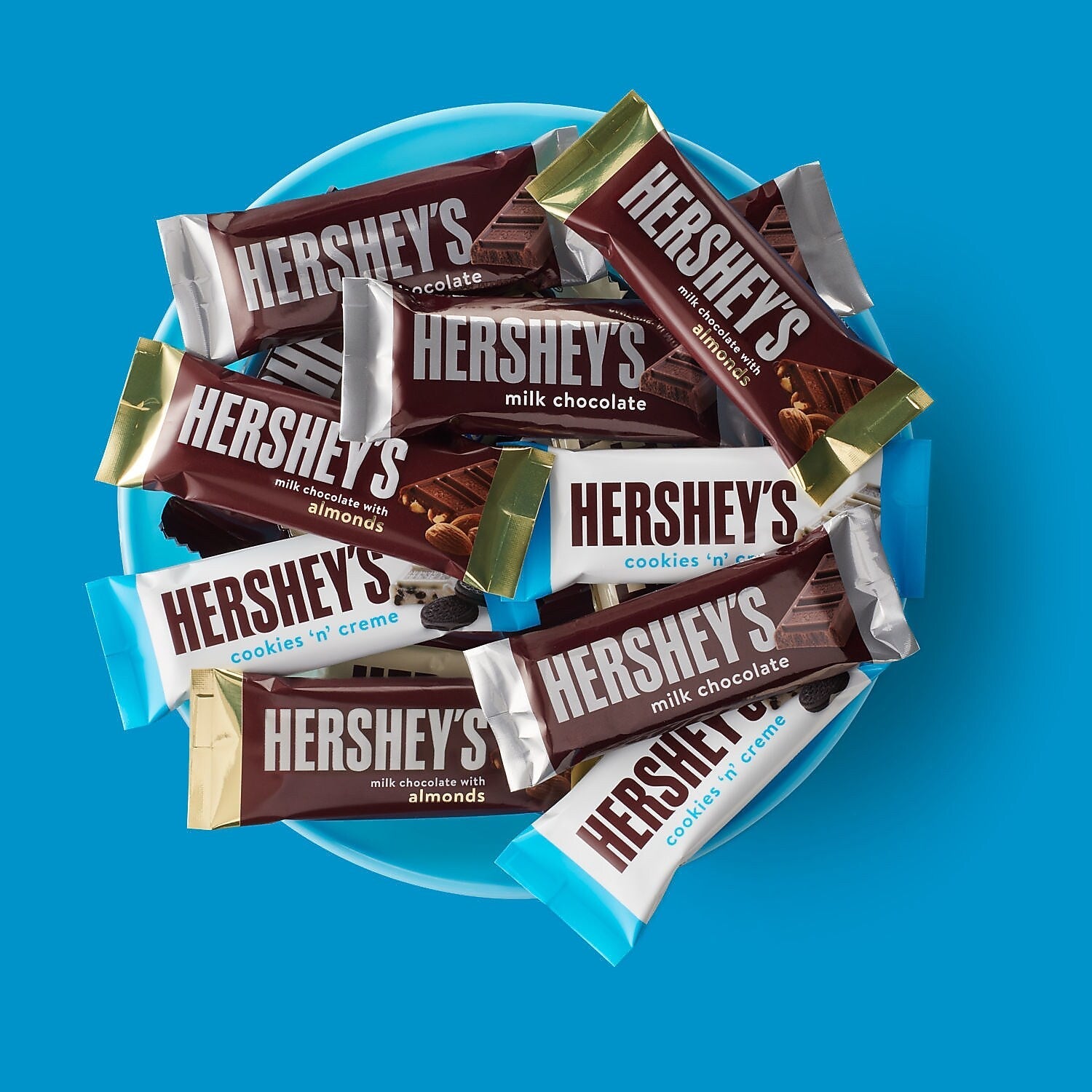 HERSHEY'S Assorted Milk Chocolate and White Creme Candy Party Pack, 31.5 oz