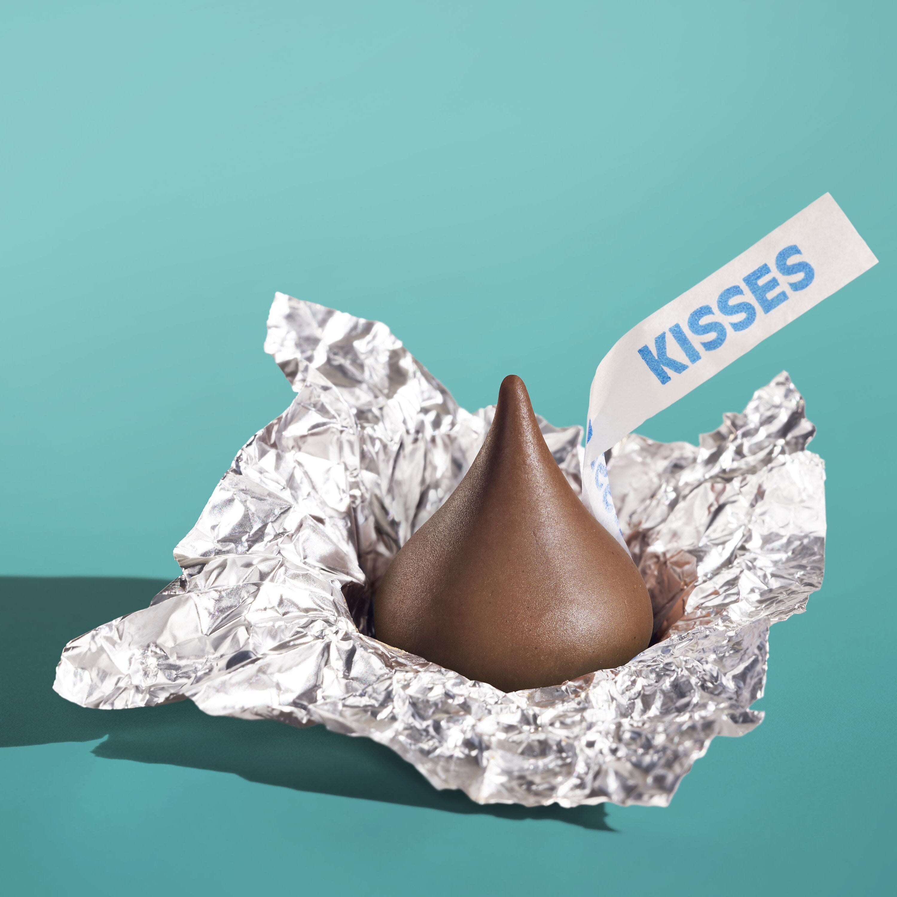 HERSHEY'S KISSES Silver Foil Milk Chocolate Pieces, 66.7 oz., 400/Bag