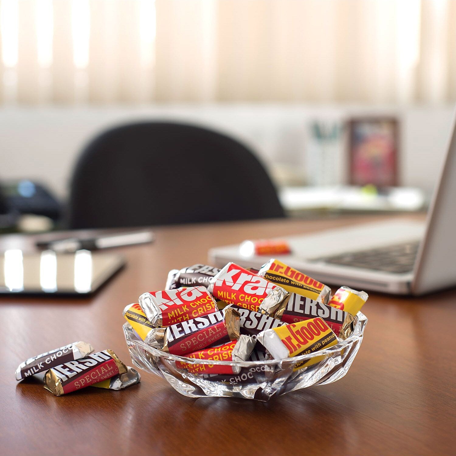 Hershey's Miniatures Variety Milk Chocolate Candy Bar, 56 oz., 180/Bag