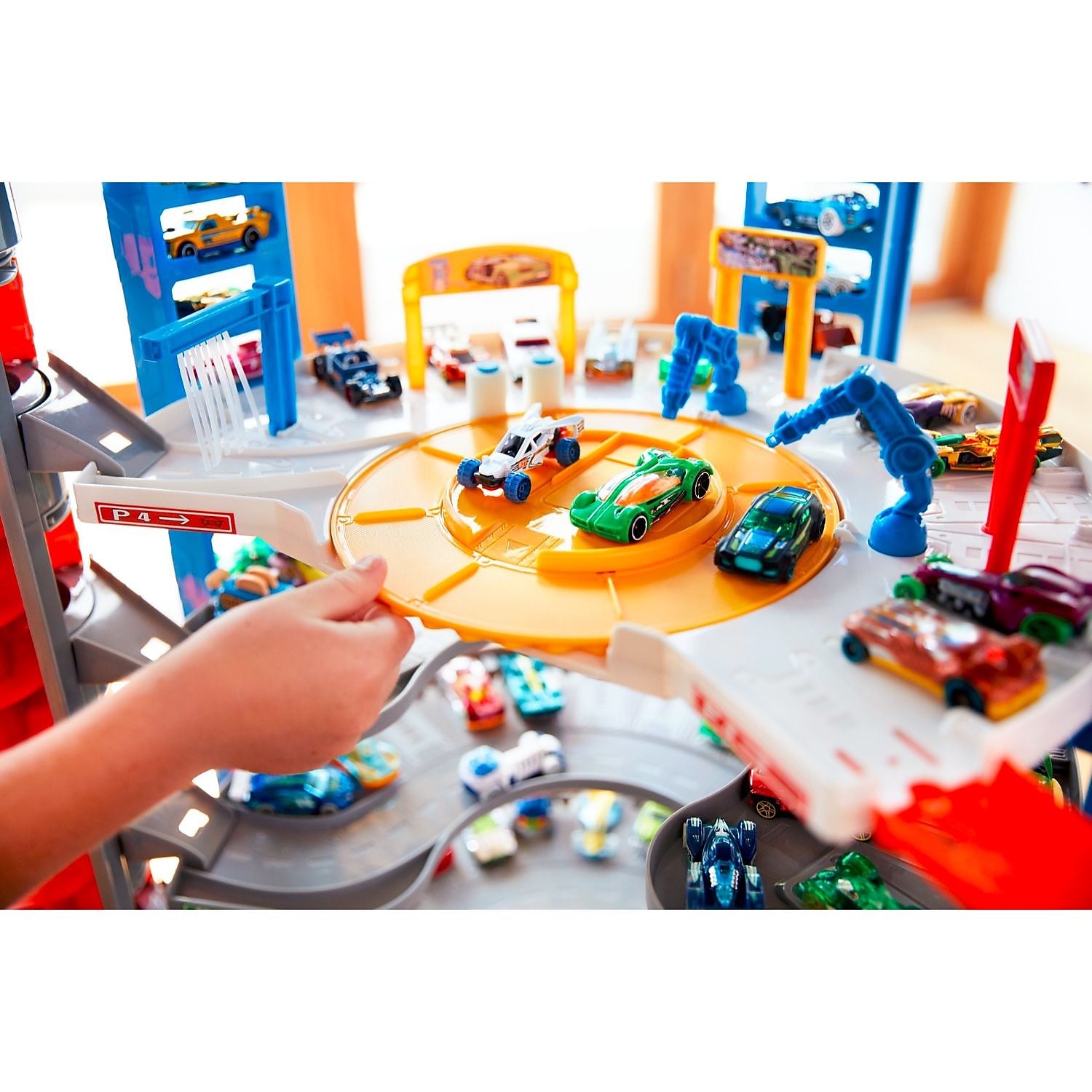 Mattel Hot Wheels Super Ultimate Garage Play Set 4 Cars and 1 Jet Plane, Blue, 5 years and up
