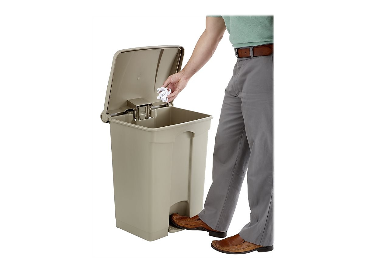 Safco Indoor Step Trash Can, Tan Plastic, 17 Gal.